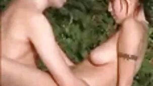 Hermosa morena eyacula llena de sus apretadas tetas jóvenes sexo casero online