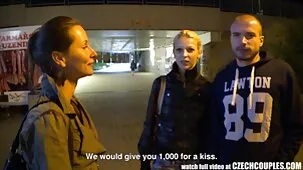 Un profesor cambia a su mujer con un beso de videos pornos caseros x un alumno.