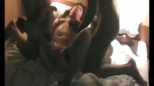 Chico ver videos caseros sexo seguro de sí mismo se folla a un colega con un beso en el culo en la oficina sobre la mesa